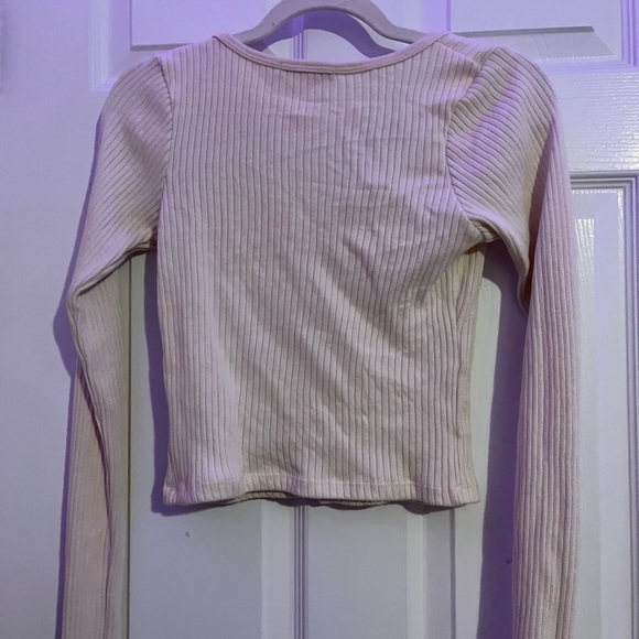Brandy mellville zelly top (the online pic is the same top but different color ) - Picture 3 of 3